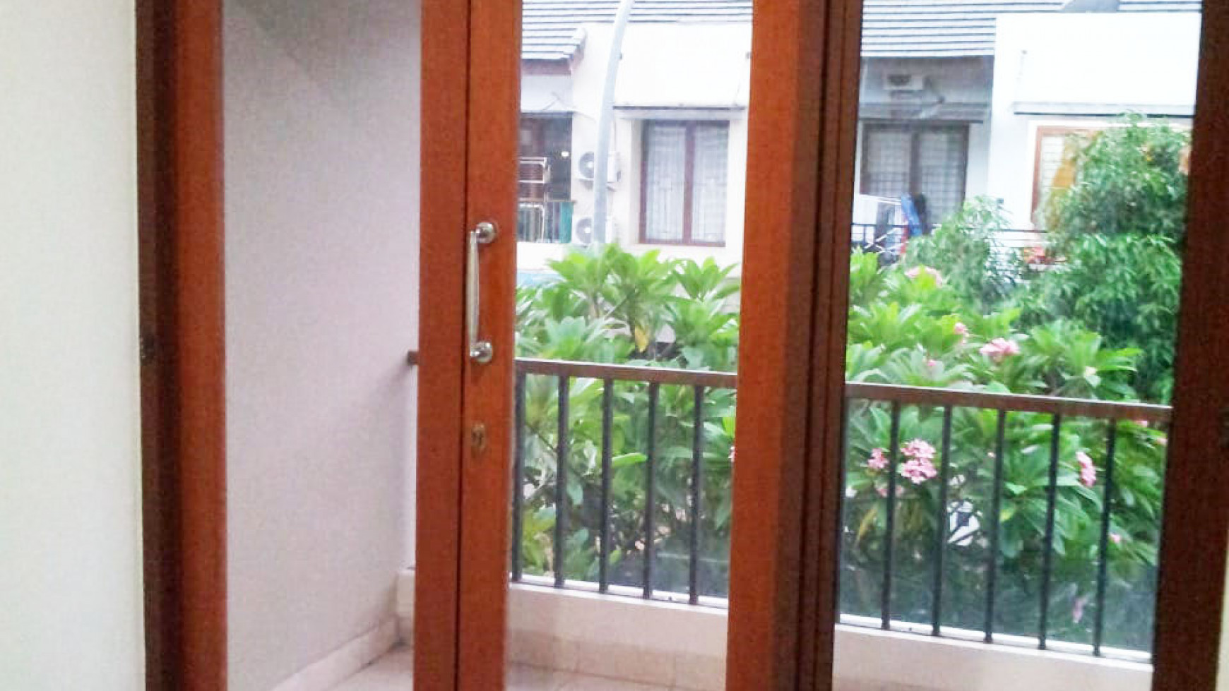Rumah Termurah, Lokasi strategis, siap huni @cluster Emerald Town House, Bintaro