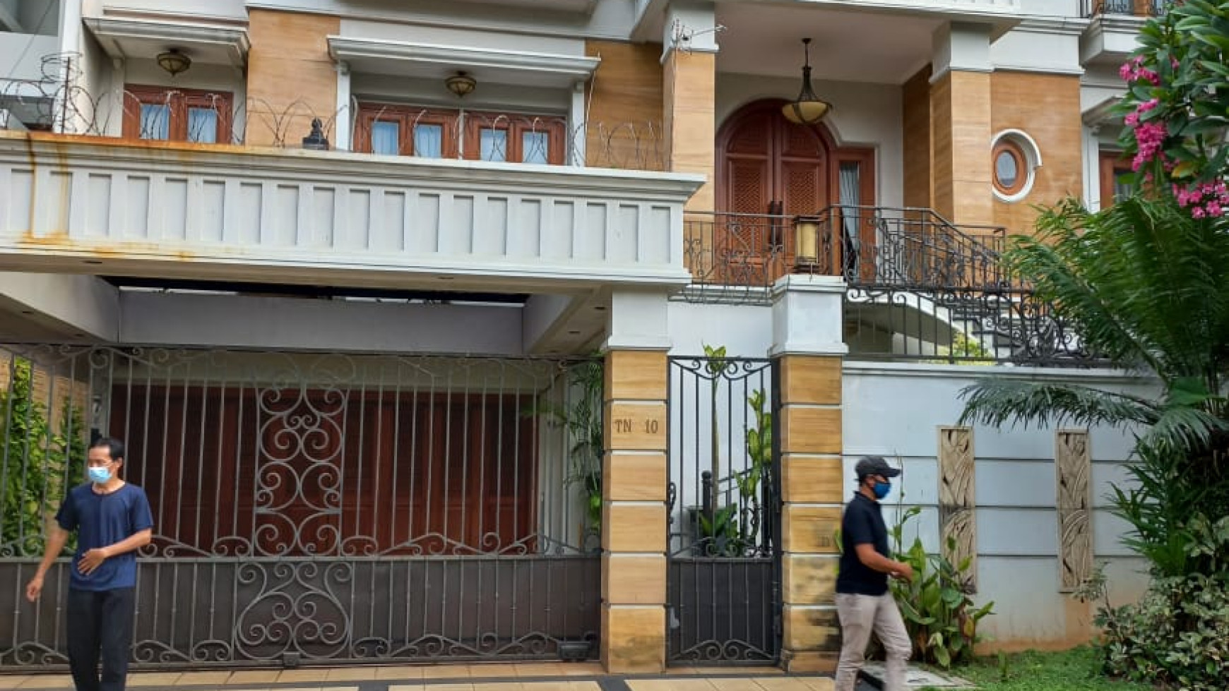 FOR RENT RUMAH MEWAH BERGAYA KLASIK AREA TENANG -PONDOK INDAH 