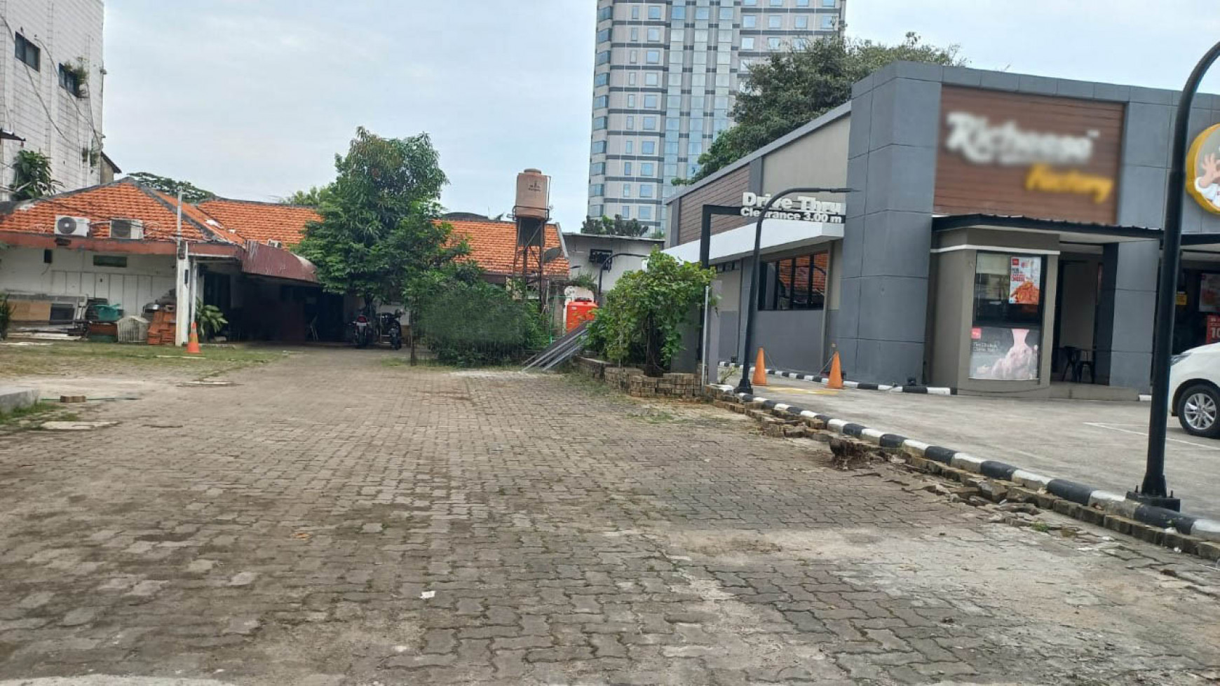 Tanah untuk Usaha ada Parkir bersama, Dekat Richeese, Kopi Kenangan Utan Kayu Raya Luas 12x10m2