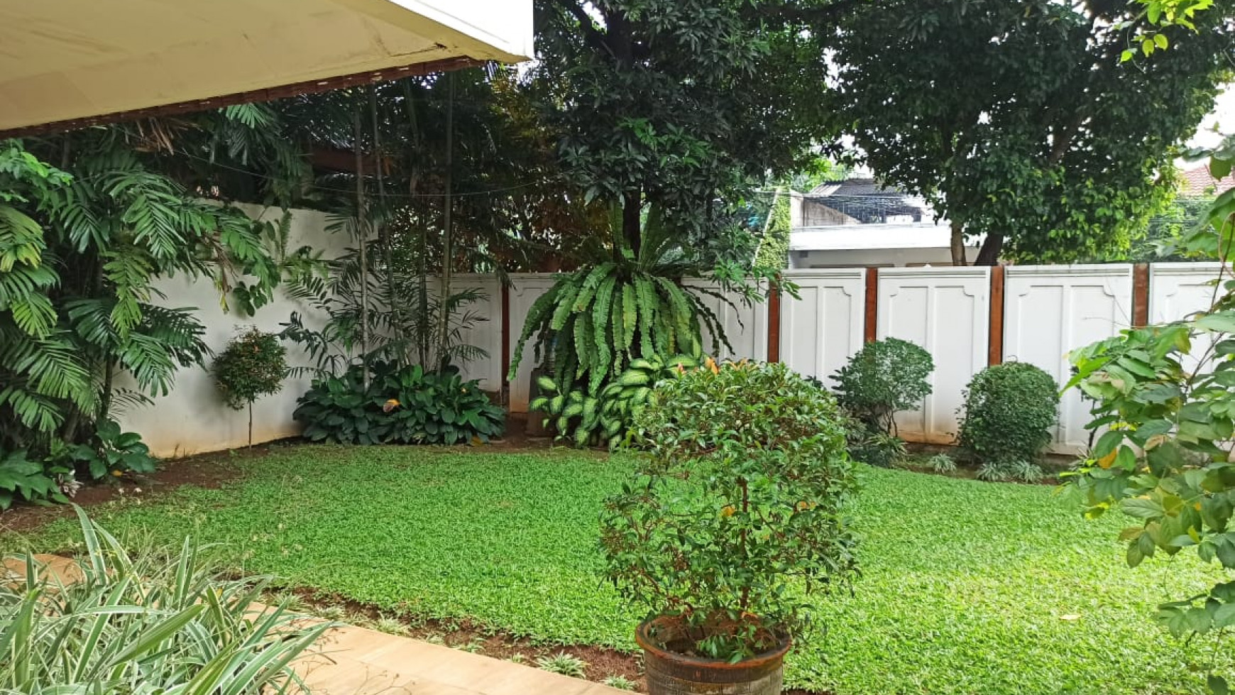 Homey and cozy house with Big Garden at kemang dalam