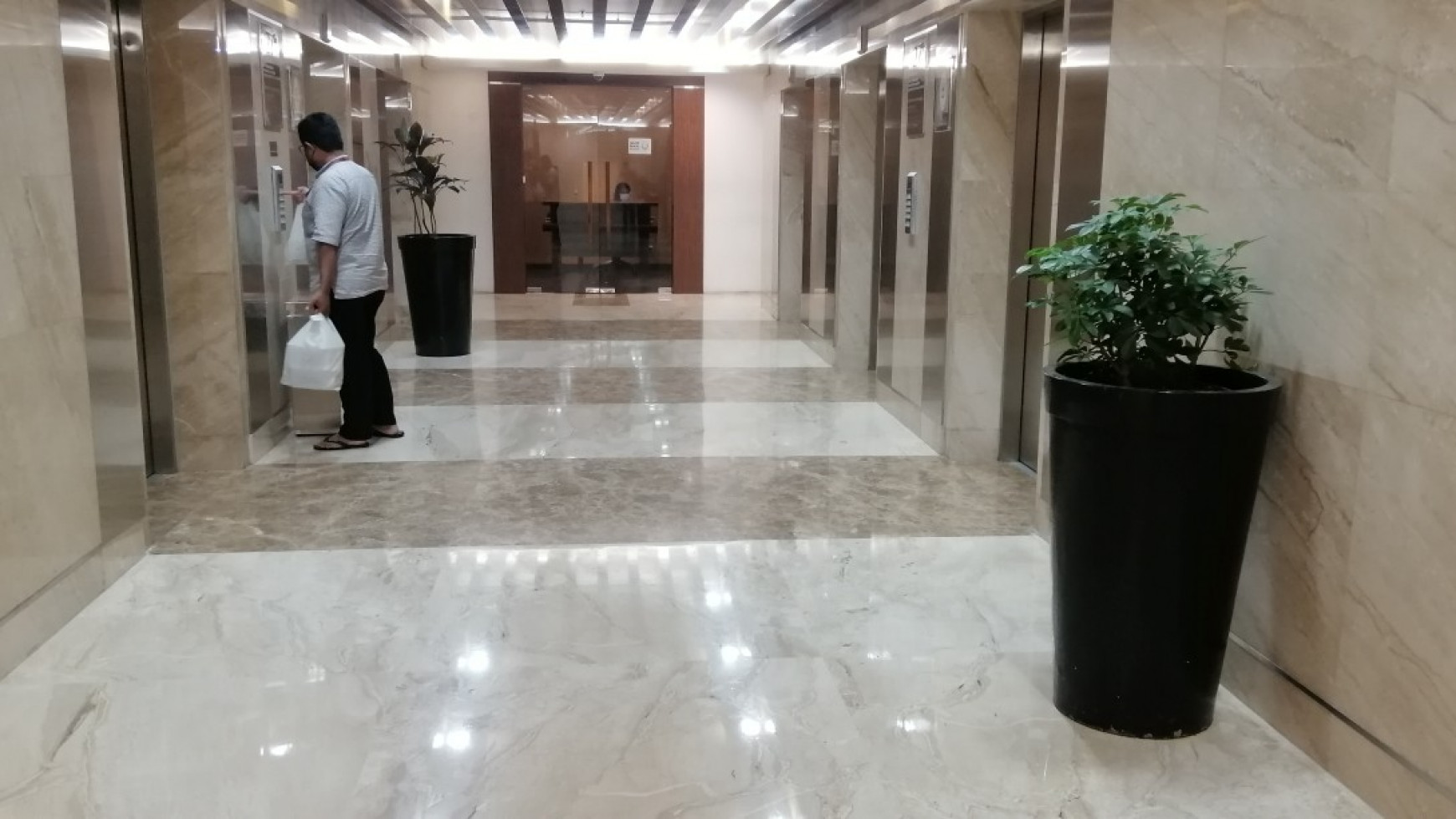 Office Space 2 Unit Gandeng 1 Unit Kosong, 1 unit Furnished Siap Pakai View Sudirman di AXA Tower Kuningan 