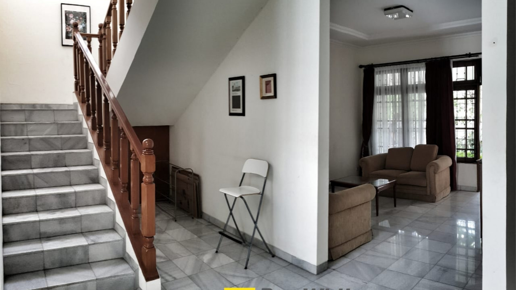 Dijual Rumah Model Klasik di Permata Hijau