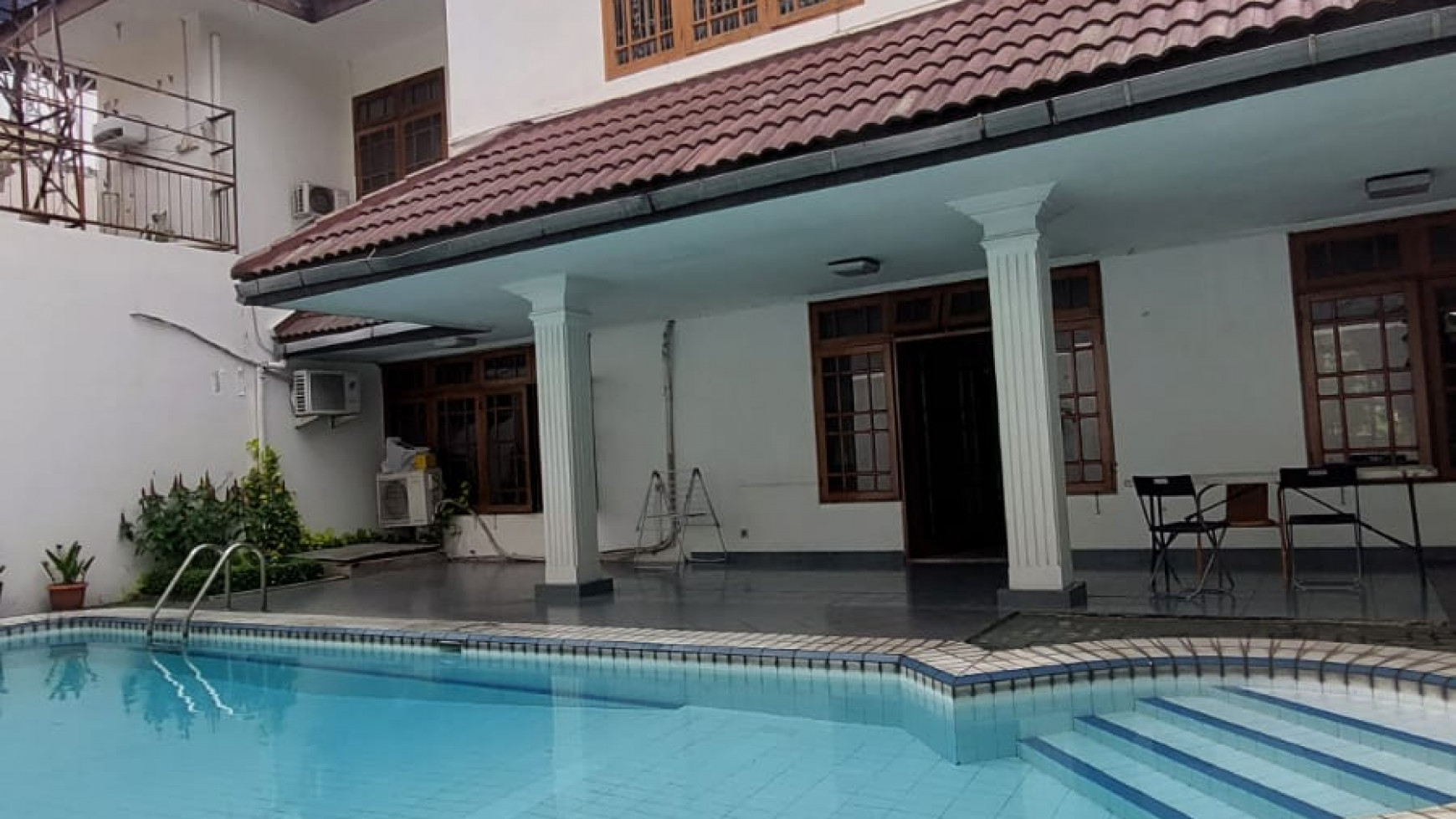 Dijual Rumah Model Klasik di Permata Hijau