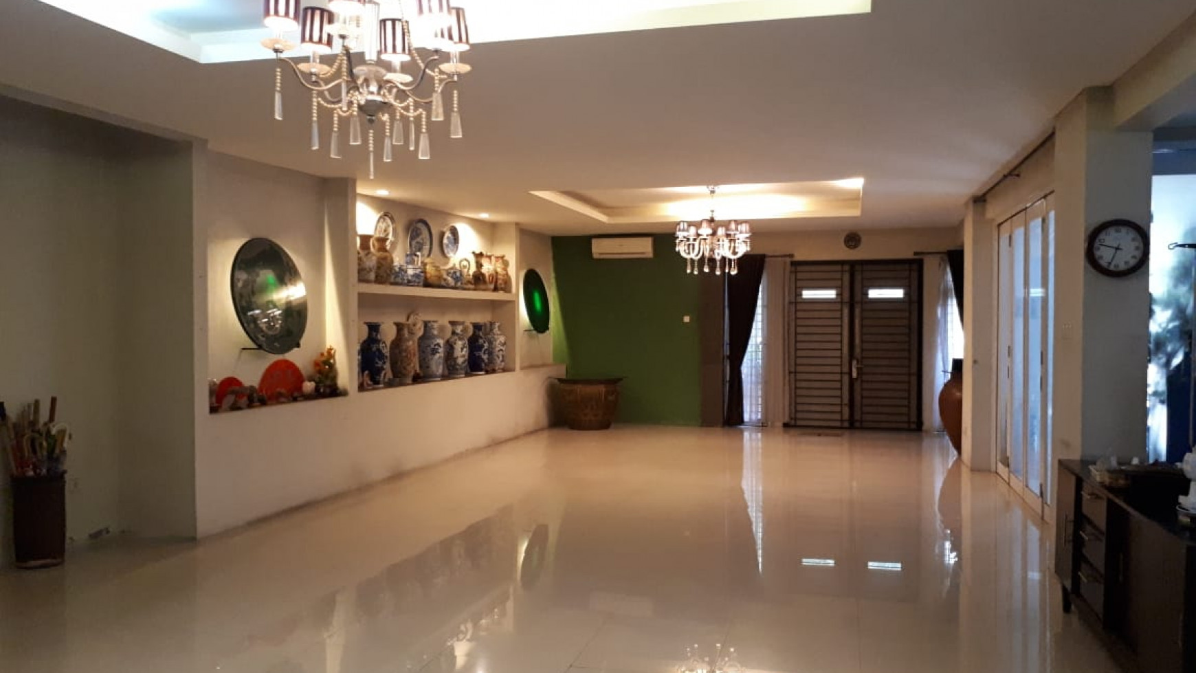 Rumah 2 lantai, Lokasi dekat ke Blok M, Senayan.