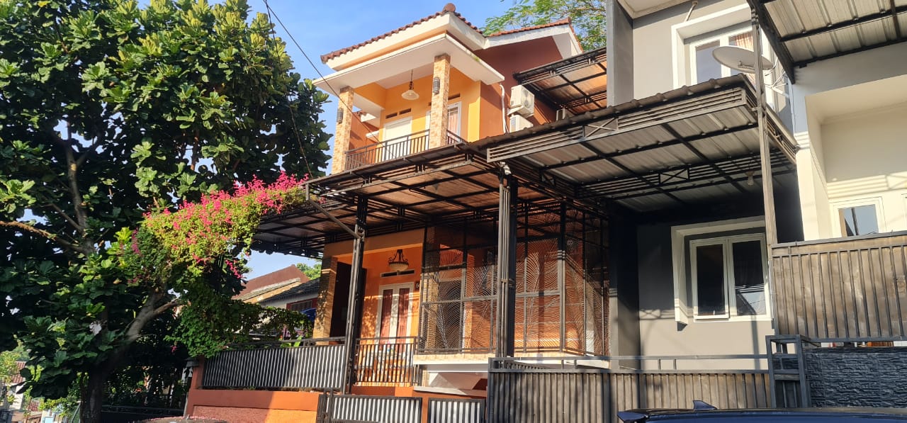 Rumah Modern Luas Terawat Dalam Komplek Di Pondok Cabe.