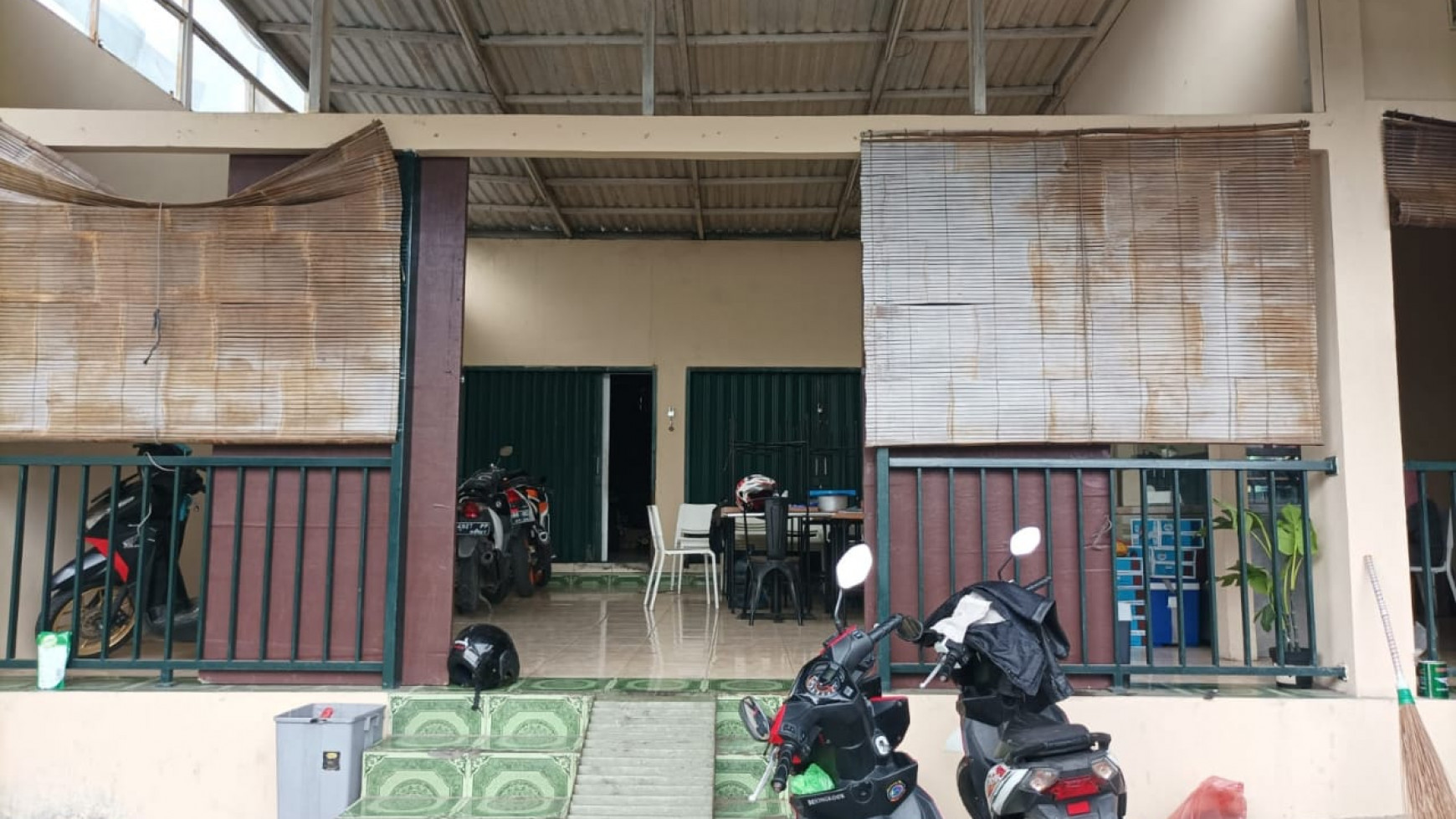 Rumah Pinggir Jalan dan Bisa dijadikan Ruang Usaha @Jl Ciater Barat