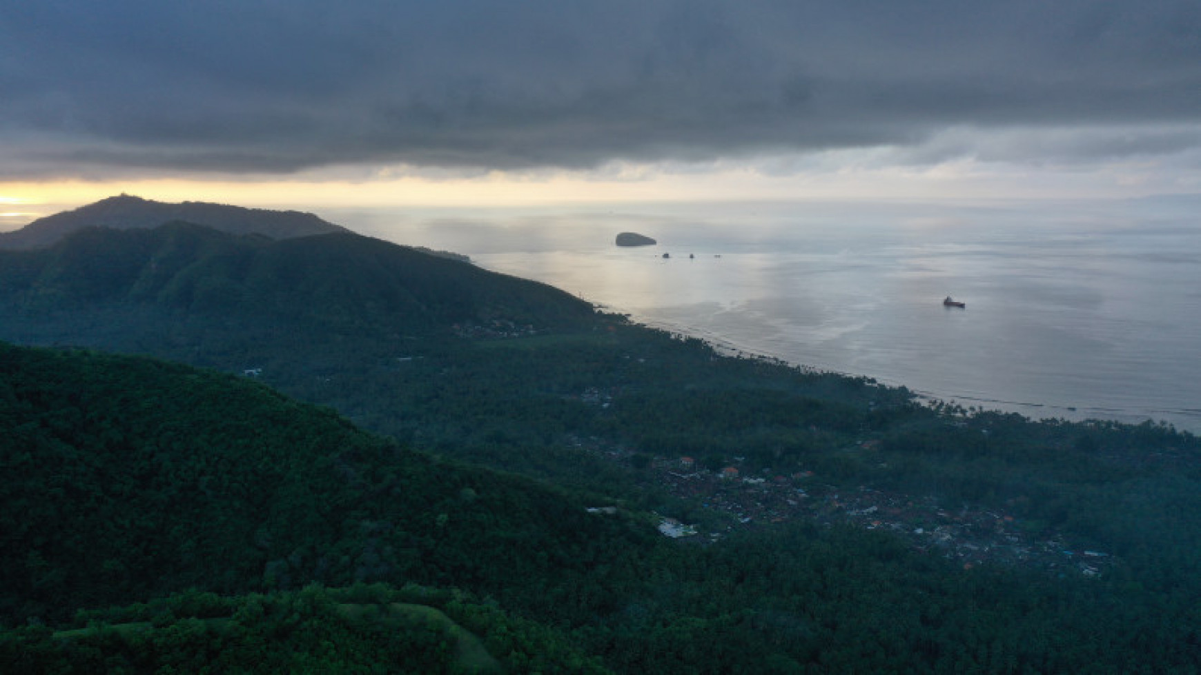 Unique land with amazing panoramic 180 degree sea-views