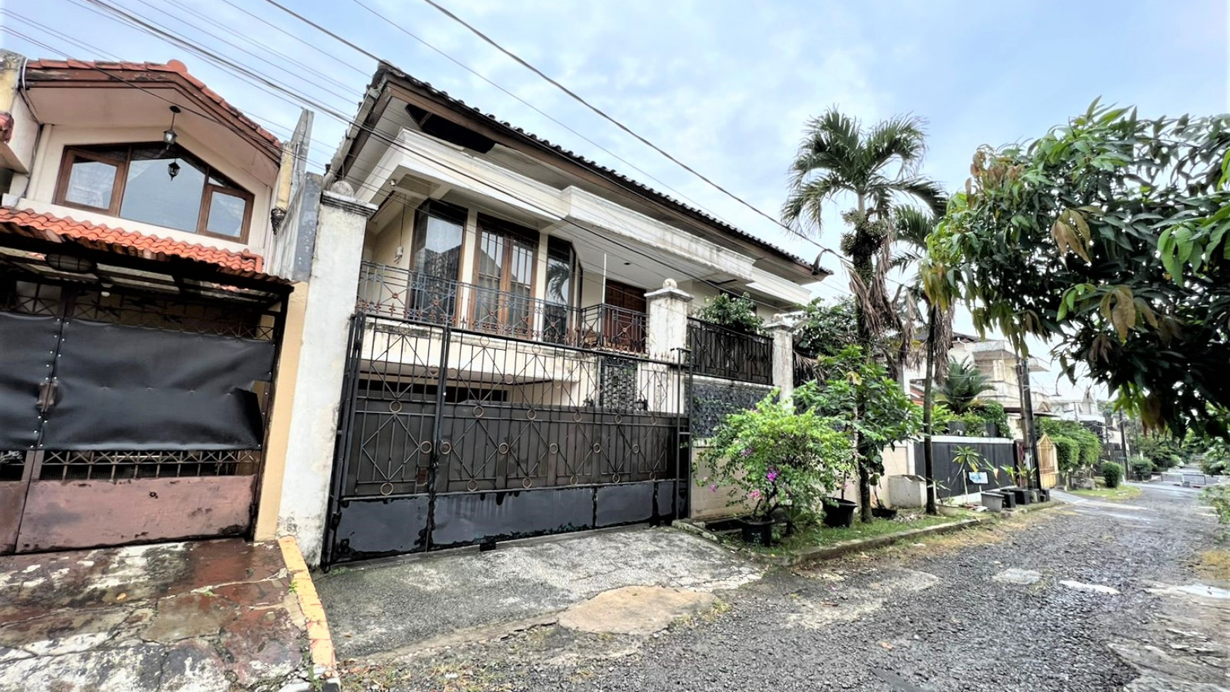 Rumah Lingkungan Asri Dengan Lokasi Strategis Di Cinere.