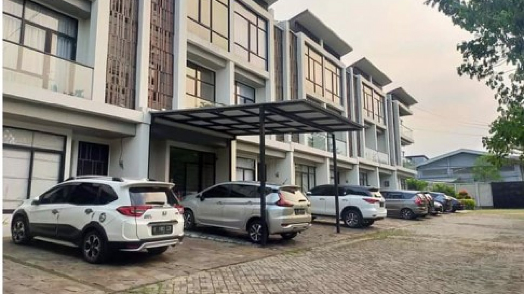 Rumah baru modern dalam cluster  di perumahan elite jakarta barat 