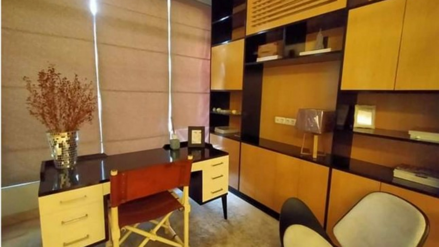 Rumah baru modern dalam cluster  di perumahan elite jakarta barat 