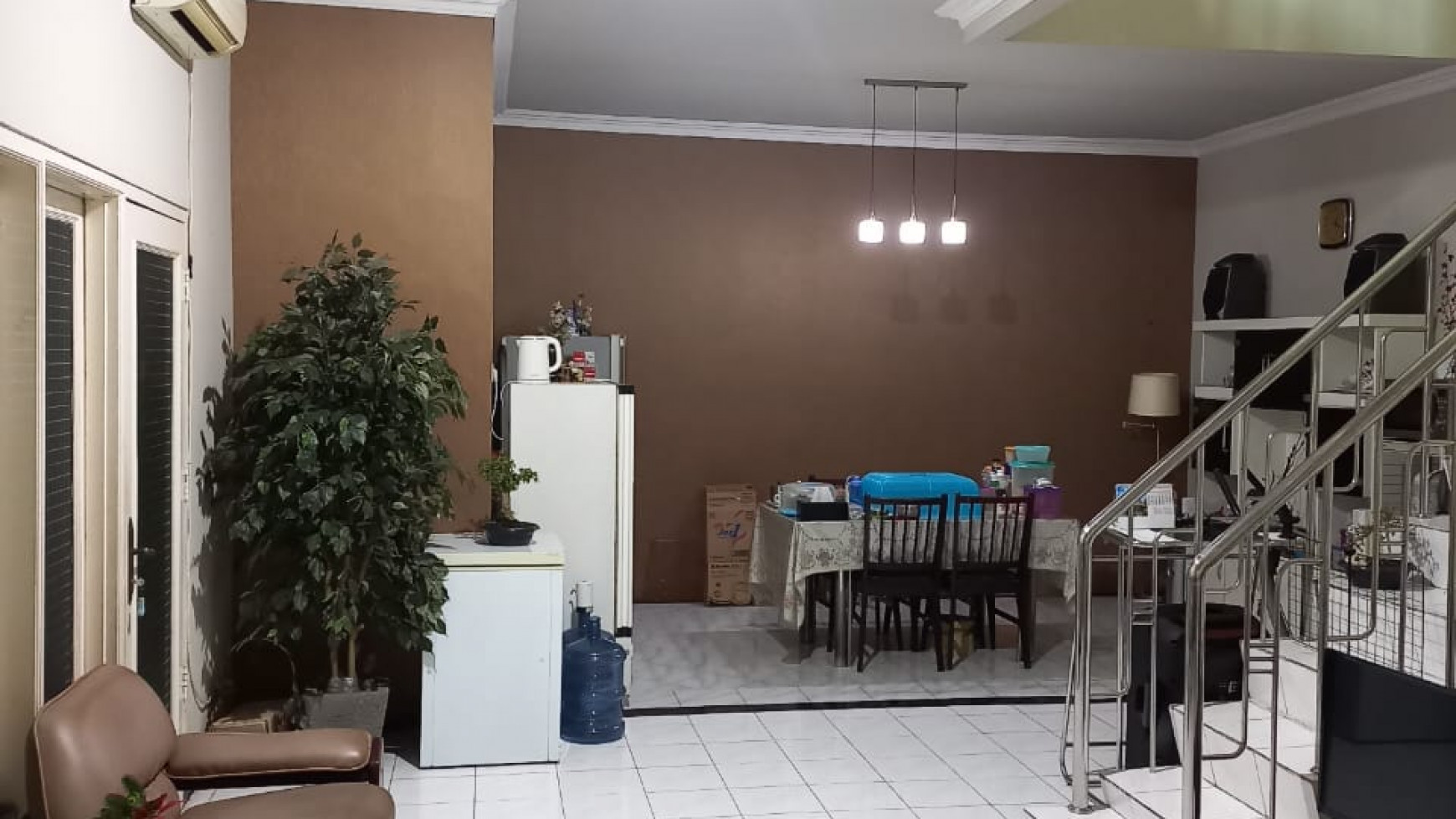 Rumah di Kutisari Indah Surabaya Timur 2 Lantai SHM Bagus Sekali Furnished Sudah Renovasi 