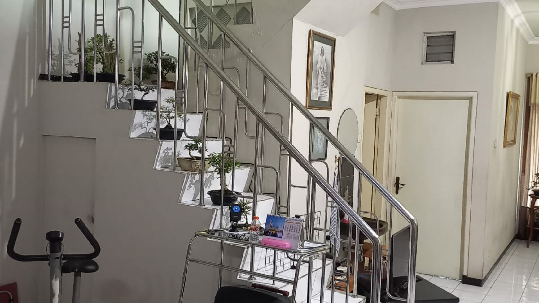 Dijual Rumah Kutisari Indah Surabaya - 2 Lantai Cantik - Luas 153 m2 - SHM - Siap Huni