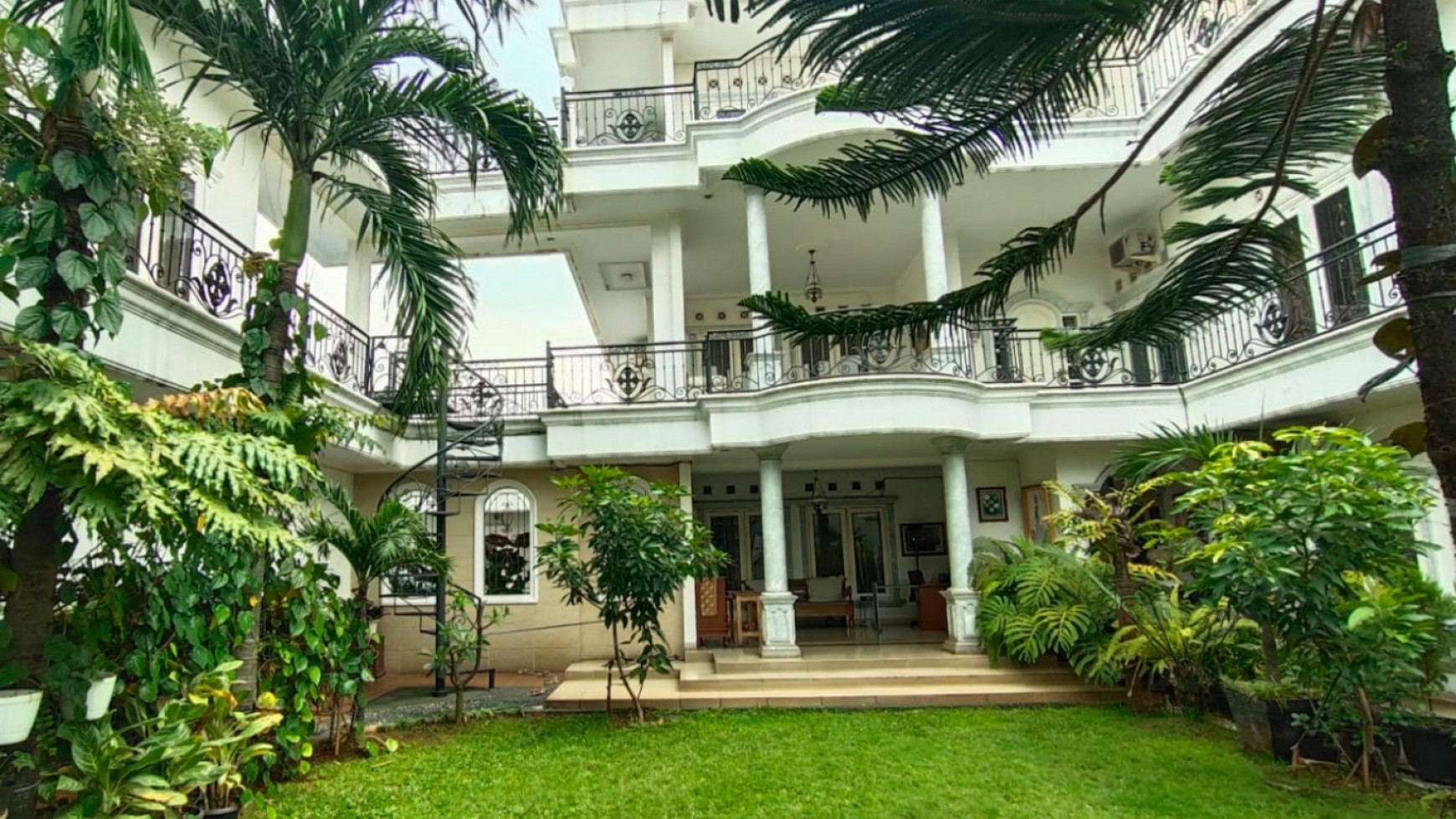 Jatisari bekasi rumah mewah dan luas dijual cepat.