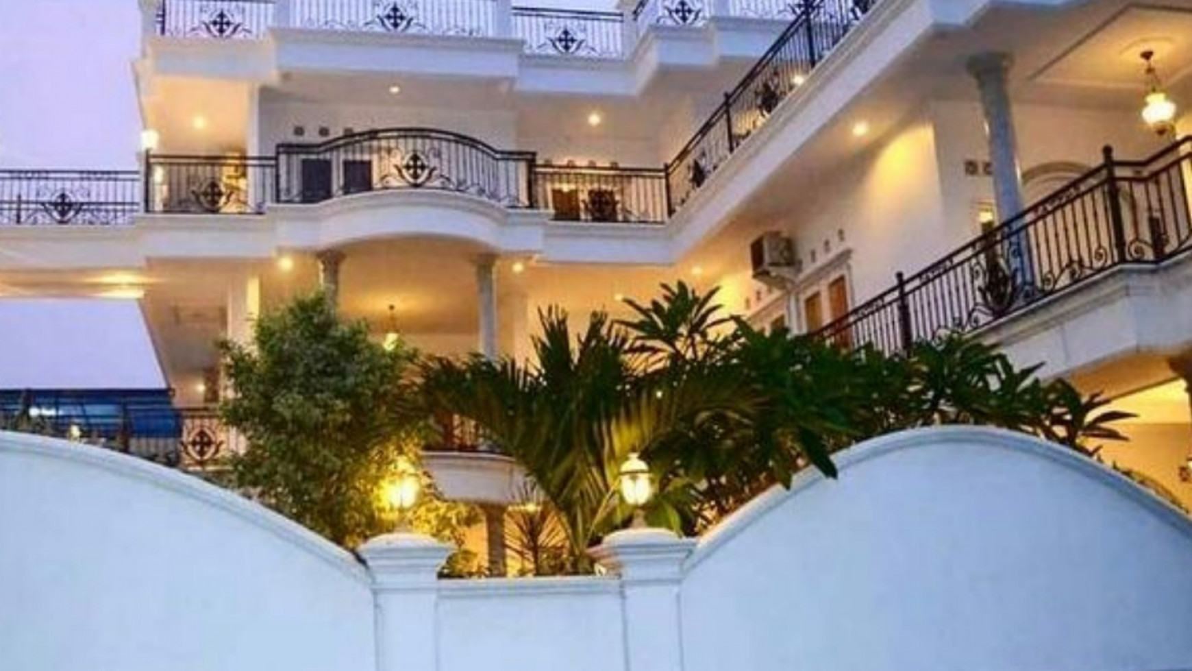 Jatisari bekasi rumah mewah dan luas dijual cepat.