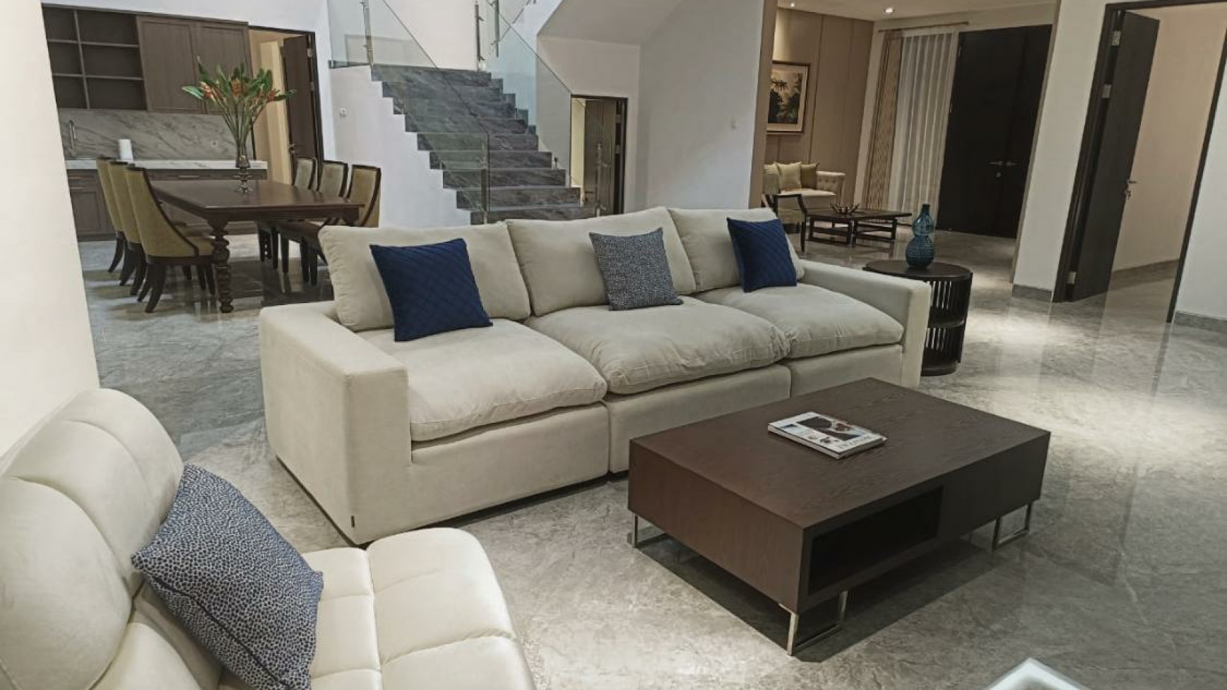 Dijual Rumah Royal Residence Wiyung Sby- Raya Luar Cluster Boulevard- Full Furnished Baru Modern Mewah