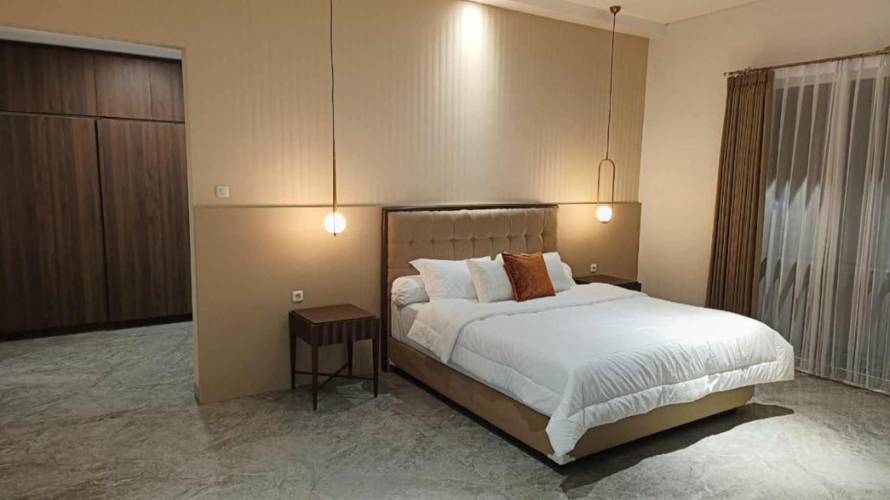 Dijual Rumah Royal Residence Wiyung Sby- Raya Luar Cluster Boulevard- Full Furnished Baru Modern Mewah