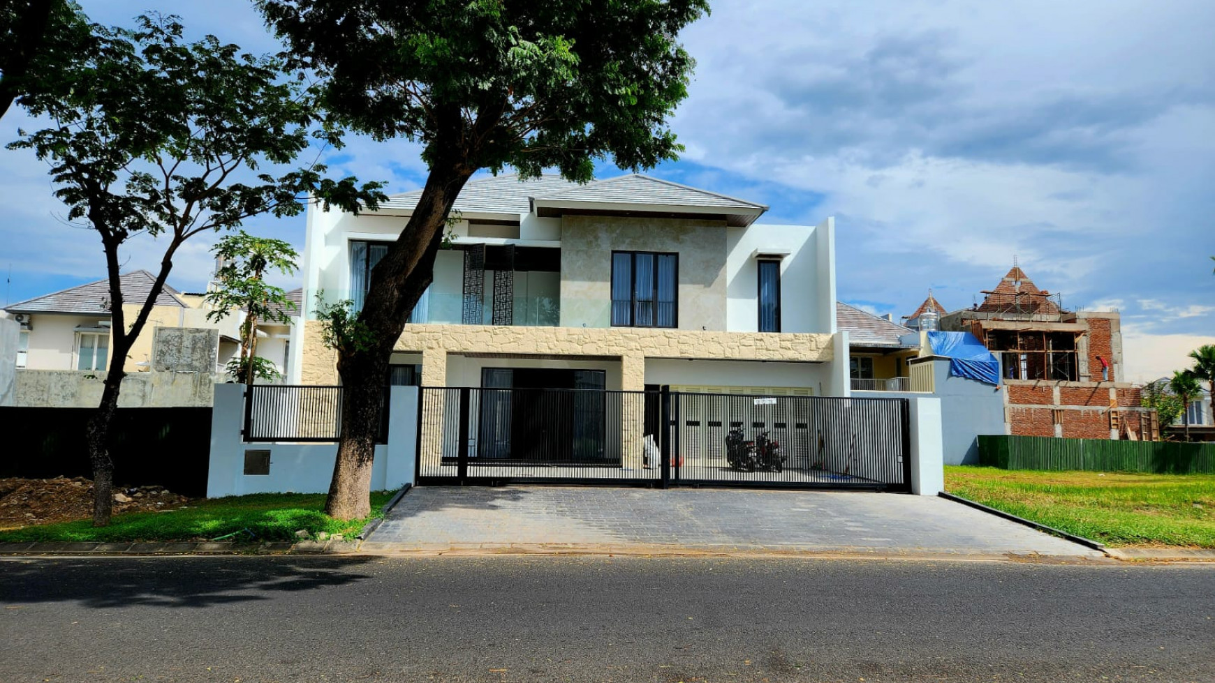 Dijual Rumah Royal Residence Wiyung Sby- Raya Luar Cluster Boulevard- Full Furnished Baru Modern Mewah