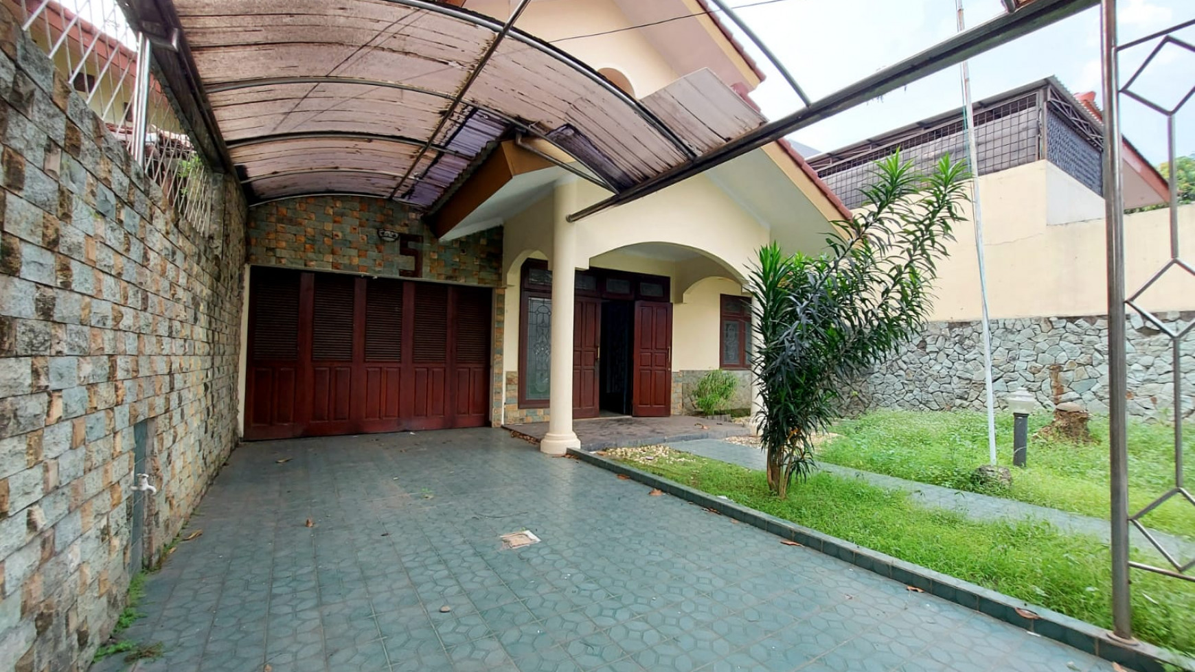 Rumah Asri 2 Lantai di Cirendeu