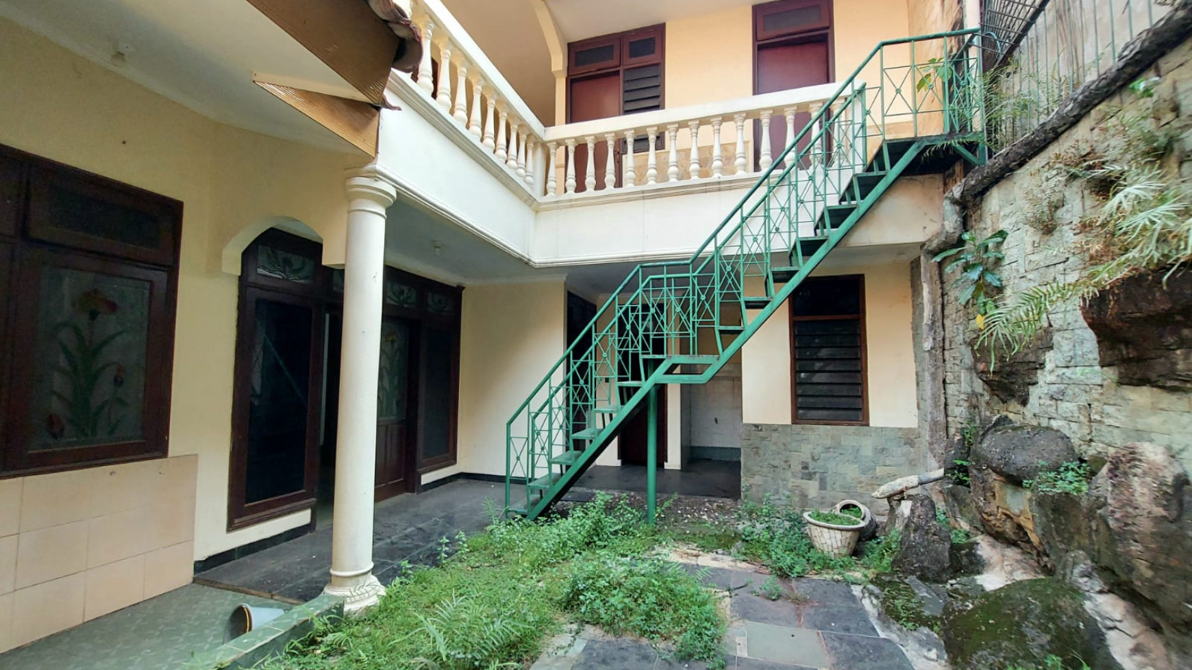 Rumah Asri 2 Lantai di Cirendeu