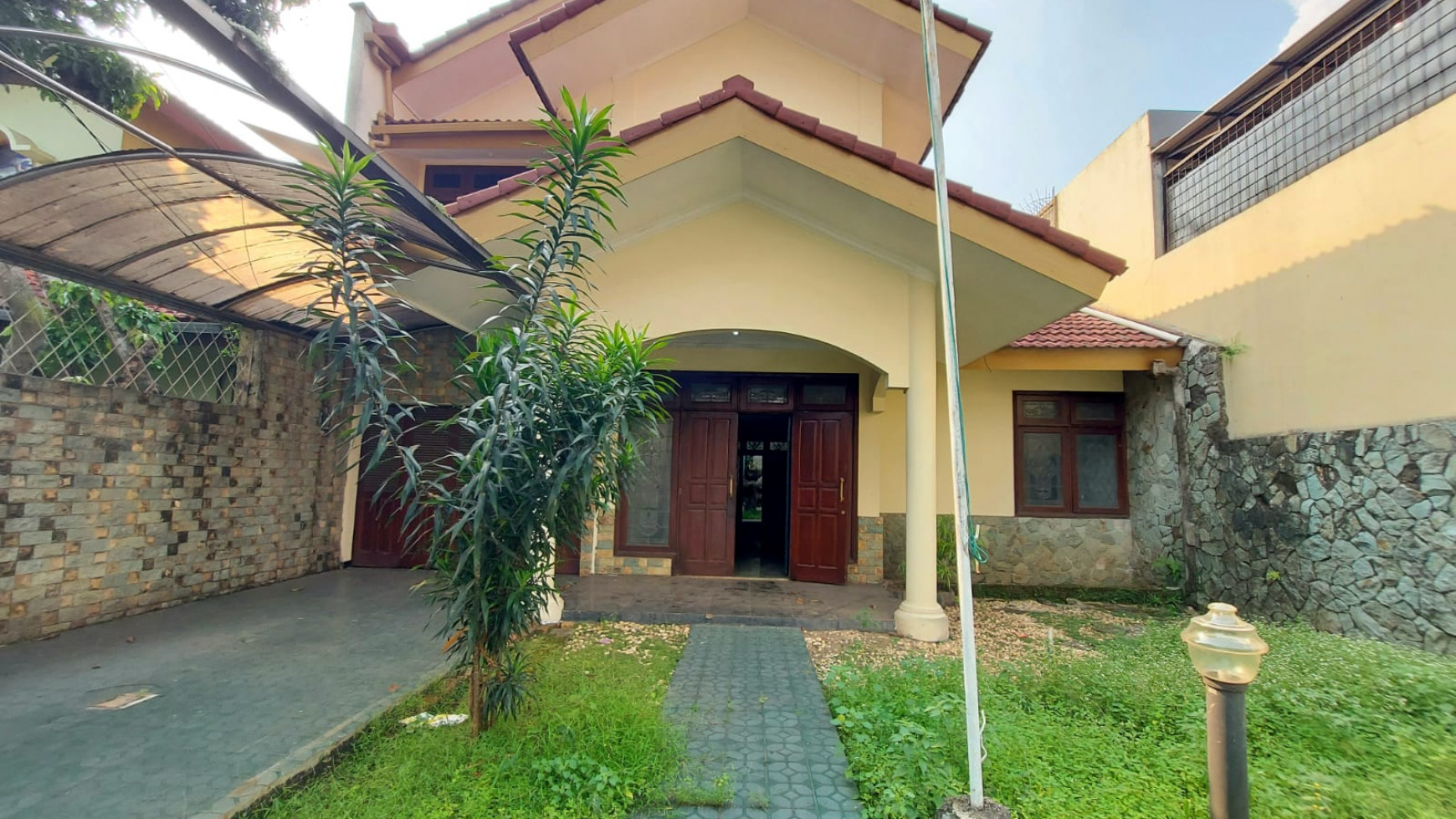 Rumah Asri 2 Lantai di Cirendeu