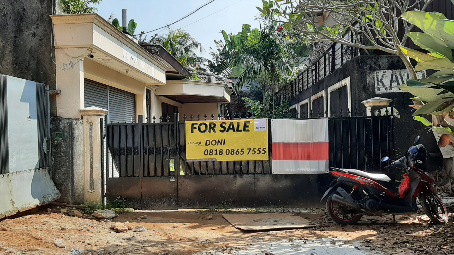 Tanah Bonus Rumah Lama dengan Private Pool di Kemang