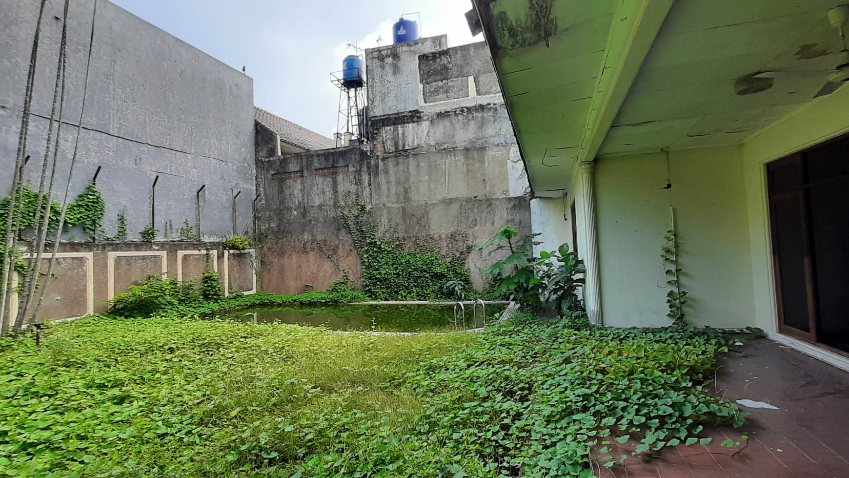 Tanah Bonus Rumah Lama dengan Private Pool di Kemang