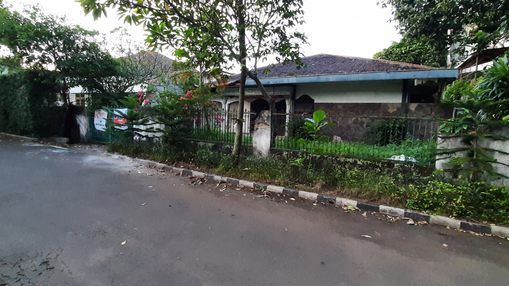 Rumah Lama Harga Tanah di Kompleks Eksklusi