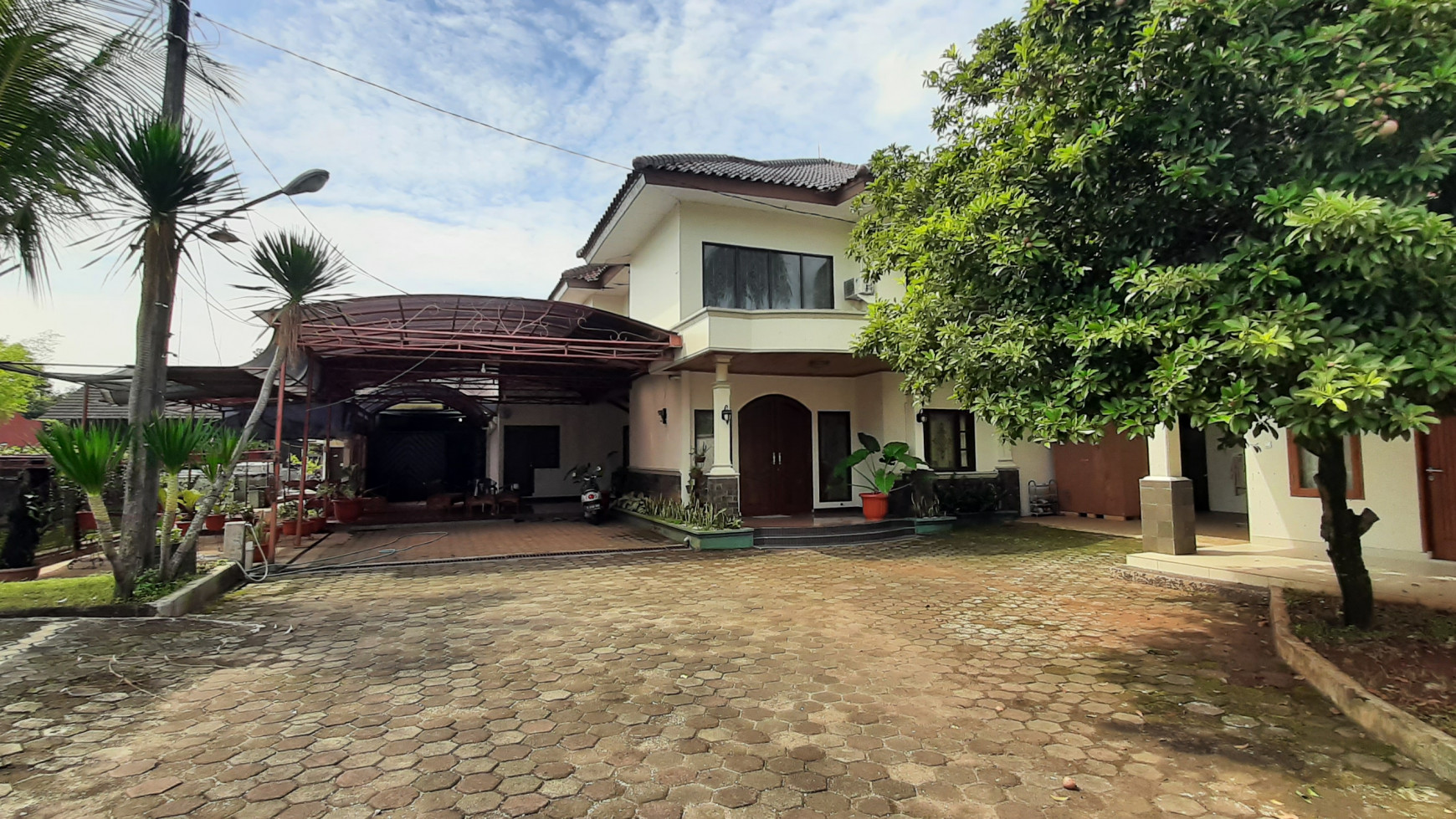 Rumah Asri dengan Tanah Luas di Pamulang