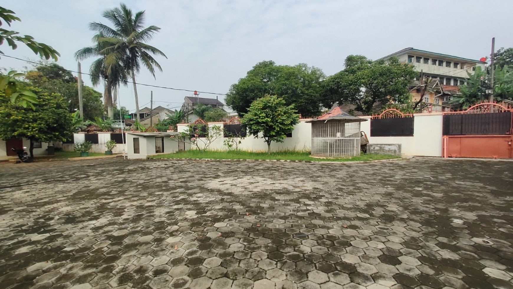 Rumah Asri dengan Tanah Luas di Pamulang