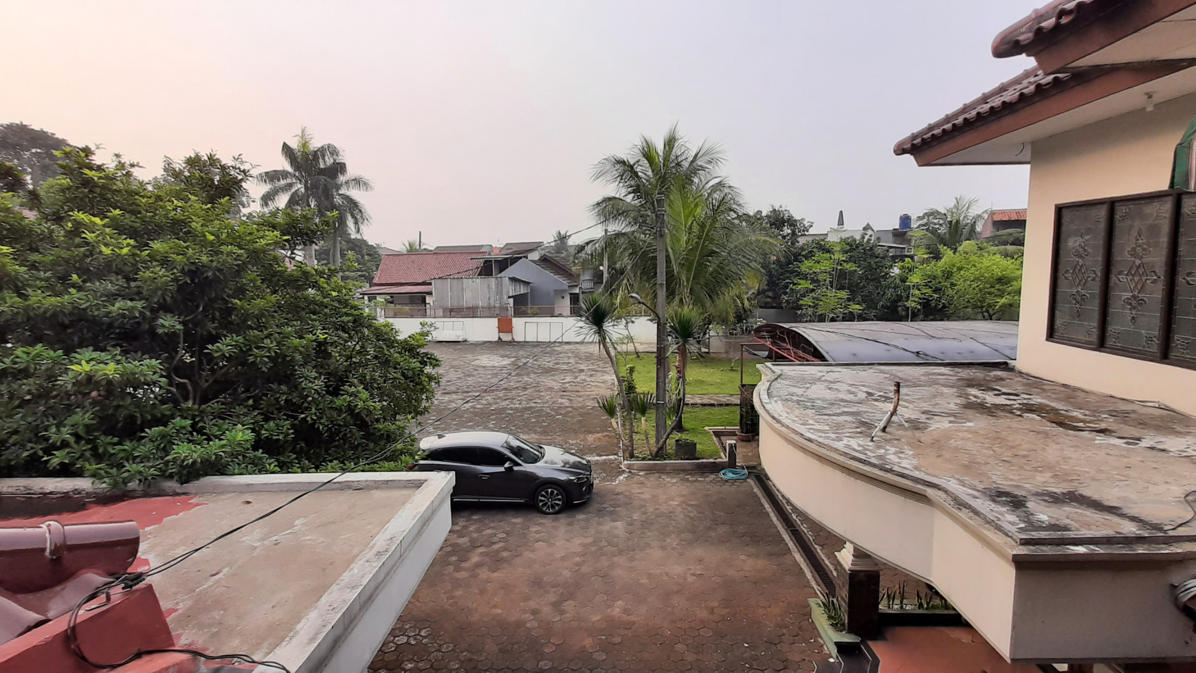 Rumah Asri dengan Tanah Luas di Pamulang