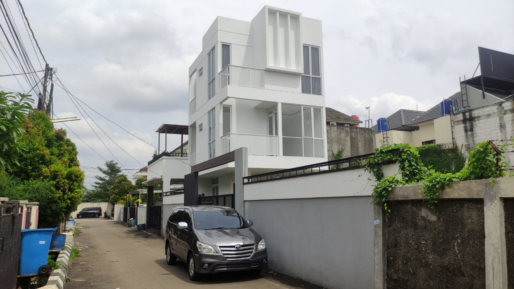 Rumah minimalis Brand new, 3 lantai siap huni.