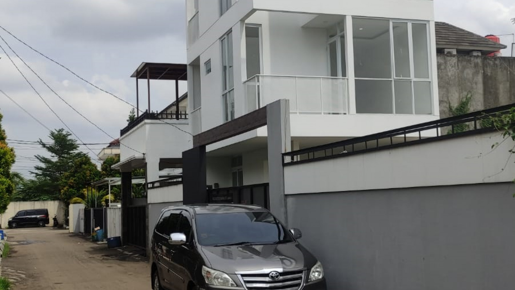 Rumah minimalis Brand new, 3 lantai siap huni.