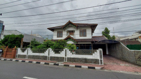 RUMAH LUAS DENGAN 11 KAMAR DI GOWONGAN JOGJA