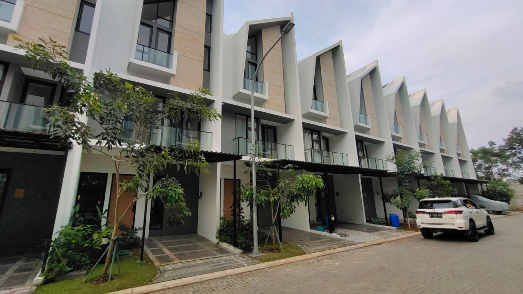 Rumah Baru di BSD dekat Taman Kota