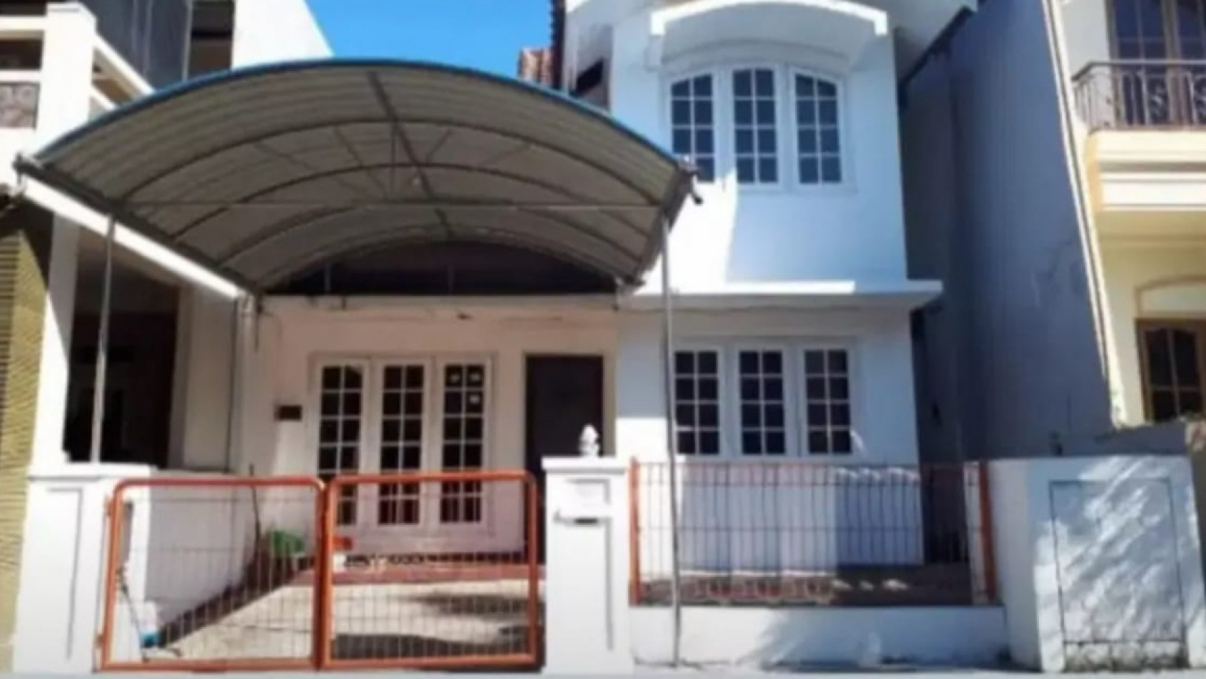 Dijual Rumah Siap Huni Fresh Terawat Villa Valensia Area Pakuwon Indah Surabaya Barat