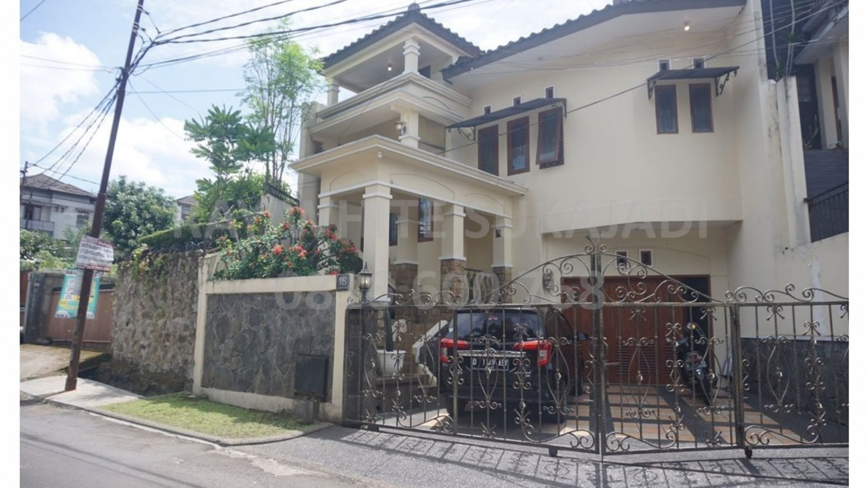 Dijual Rumah di Jl  Setrasari