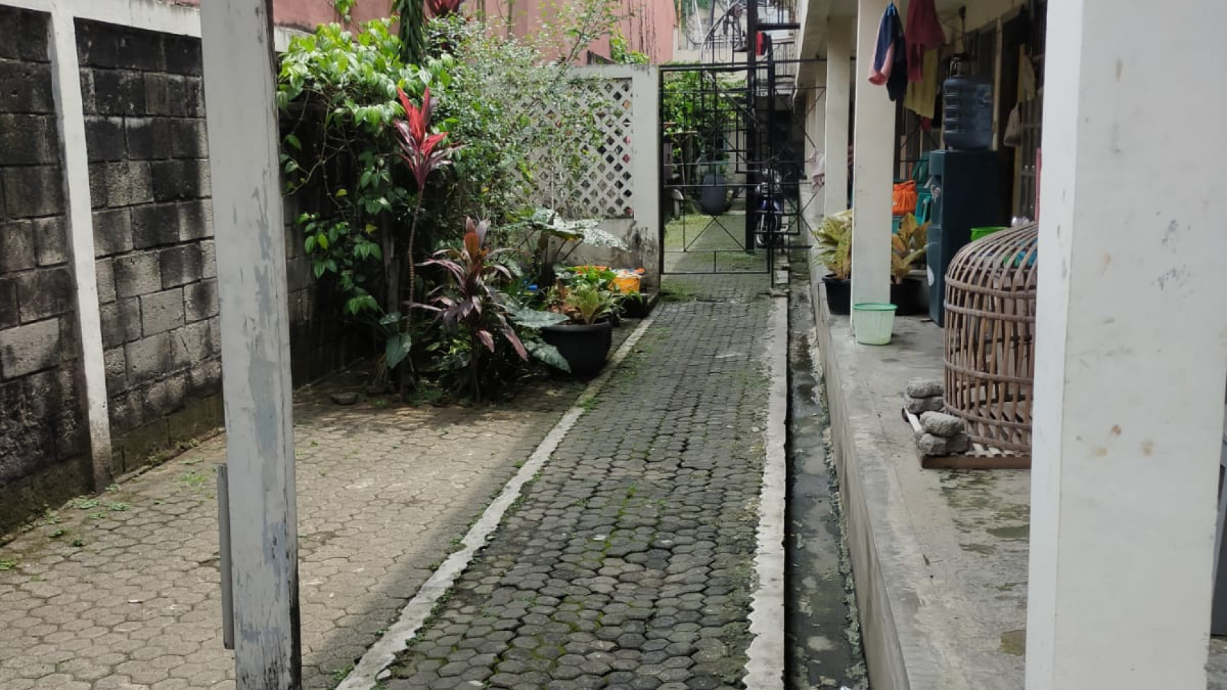 Kost- Kostan dengan 50 Kamar Tidur di Pondok Aren.