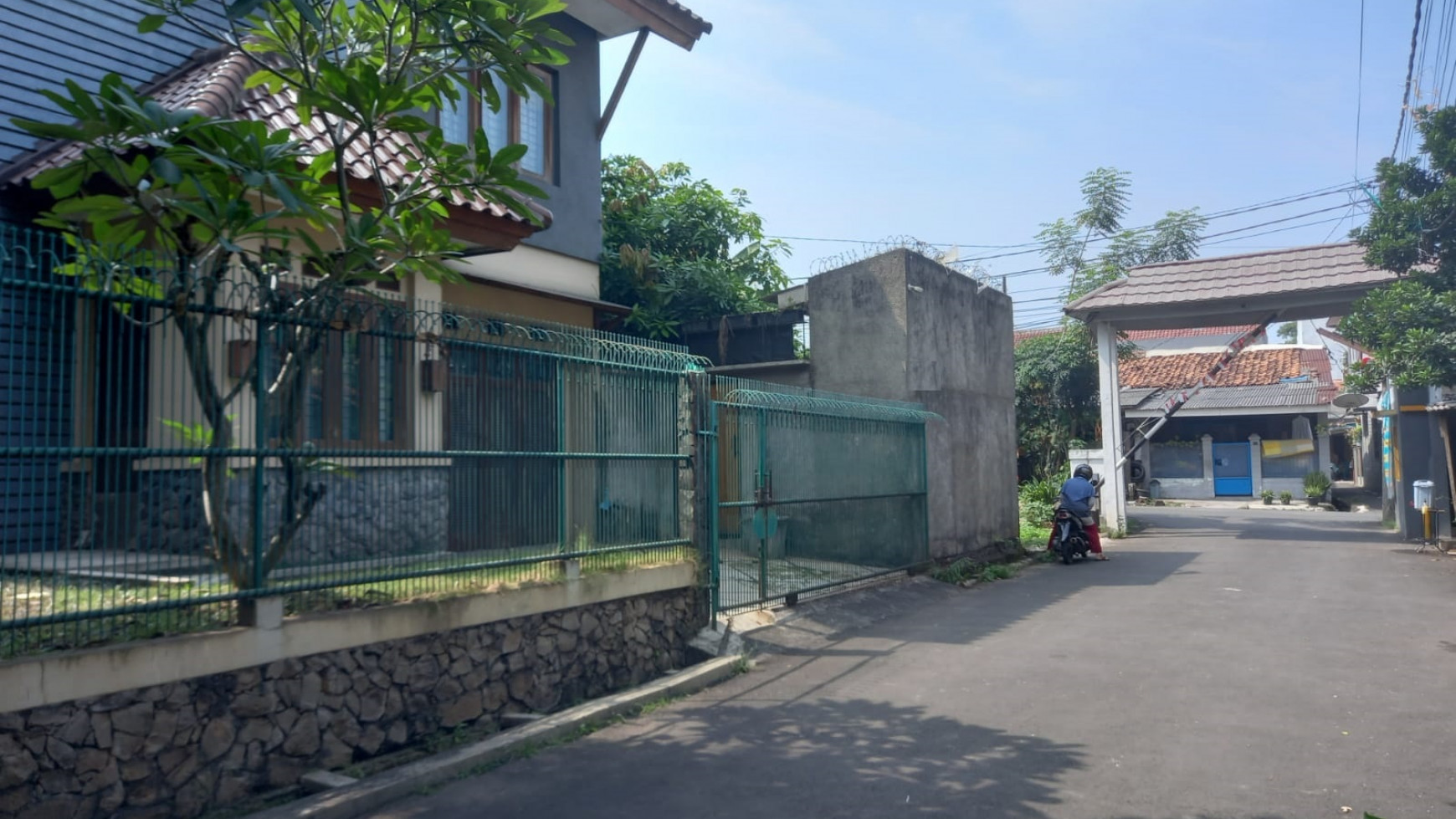 Rumah bagus, nyaman dan asri siap huni di Bintaro.