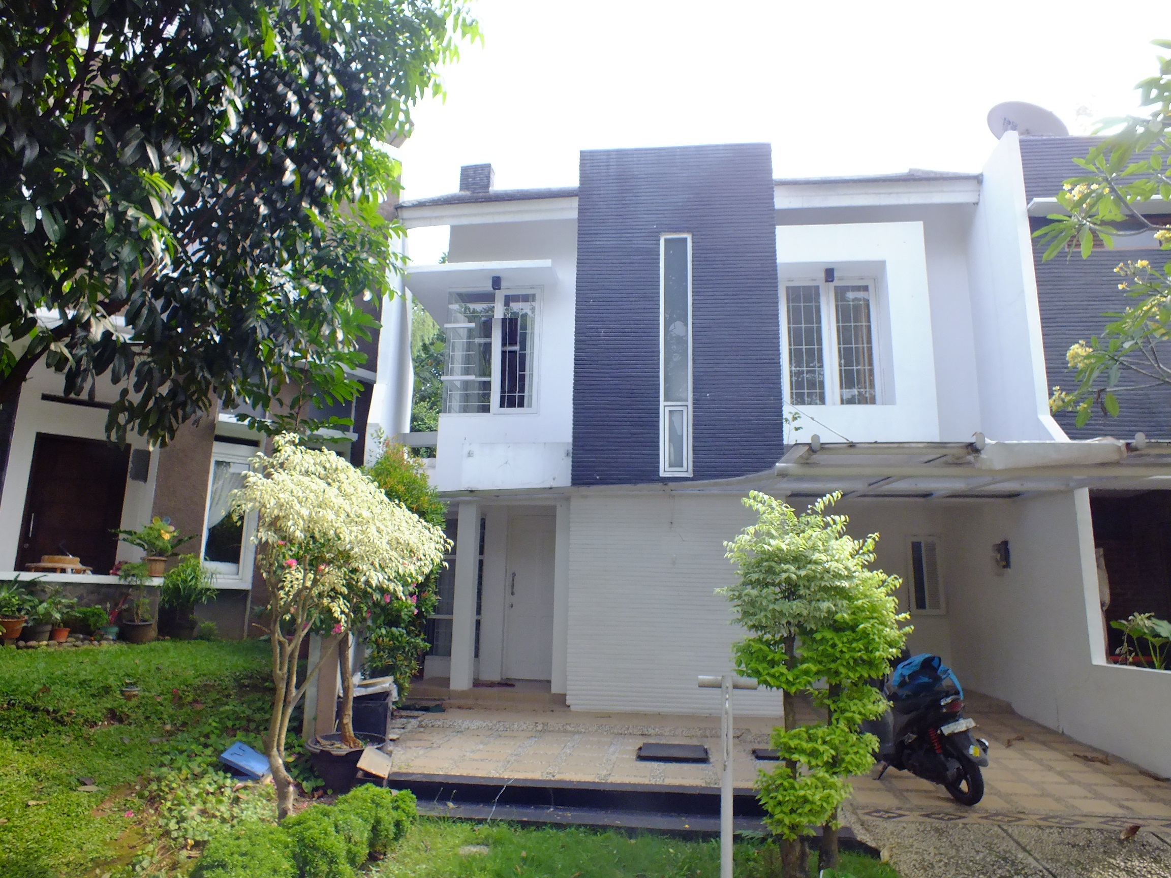 Rumah dalam cluster,securty 24 jam di Sek 9.