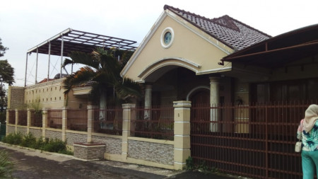 Rumah Dan tempat Usaha Di Jl. Haji Cihanjuang