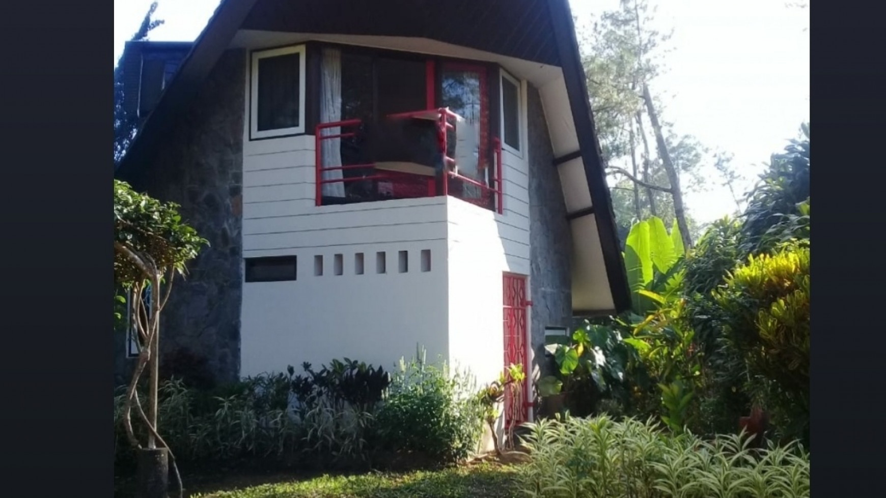 Dijual Villa Klub Bunga - Batu - Malang - JATIM - Luas 426 m2 - 2 Lantai - SHM - Fresh Cantik Siap Huni