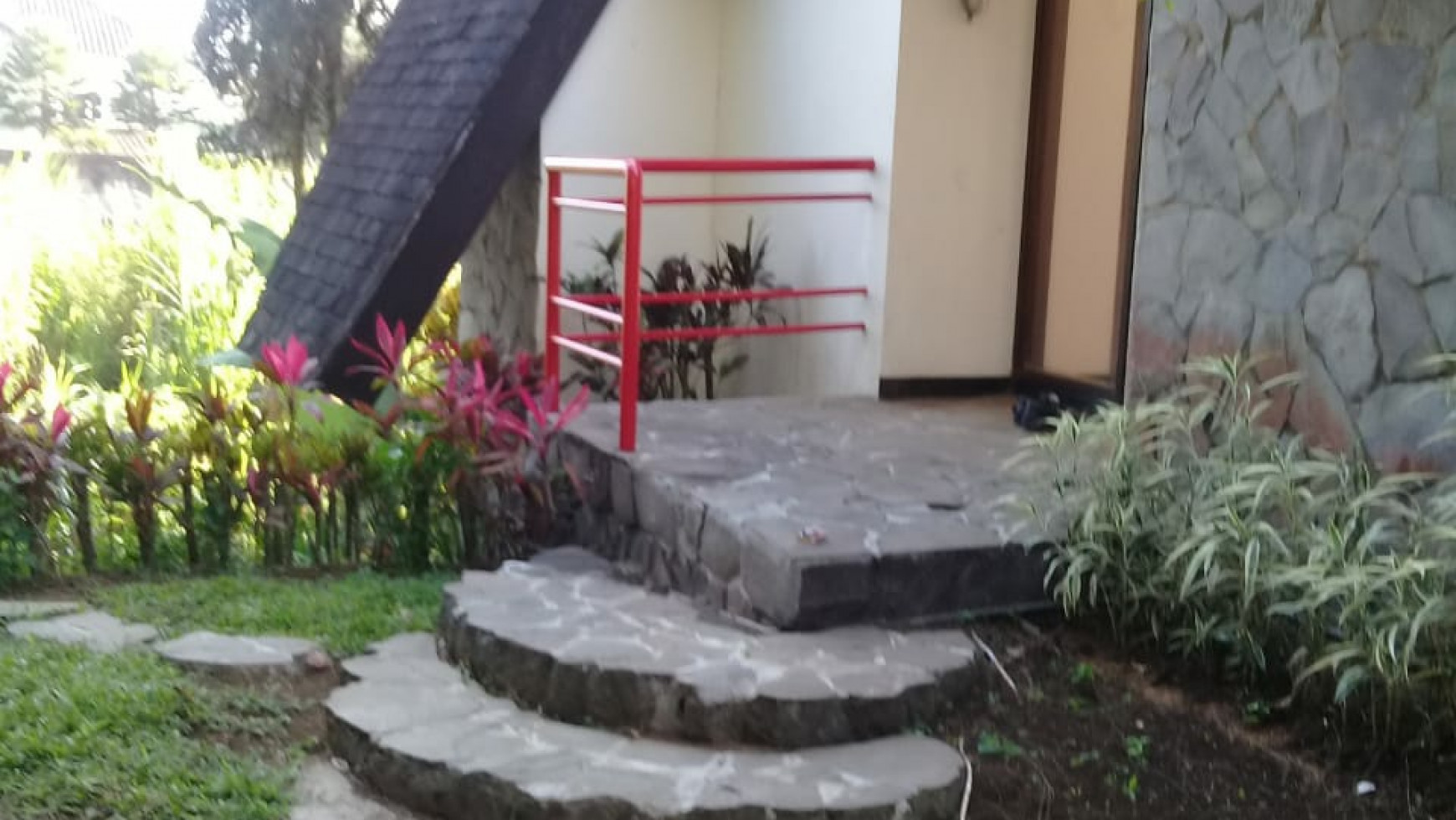 Dijual Villa Klub Bunga - Batu - Malang - JATIM - Luas 426 m2 - 2 Lantai - SHM - Fresh Cantik Siap Huni