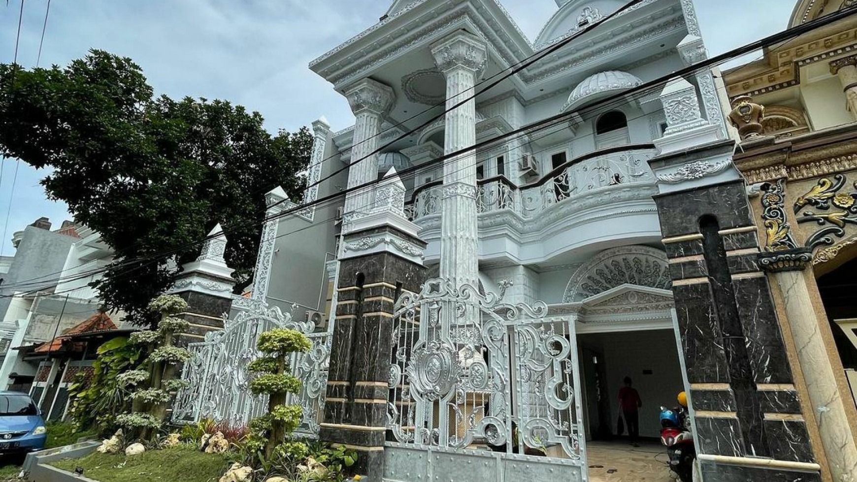 Dijual Rumah Gayungsari Timur Surabaya Selatan- MARMER Mewah - Full Furnished - PRIVATE Swimming Pool Strategis dekat Raya A Yani dan Masjid Al Akhbar