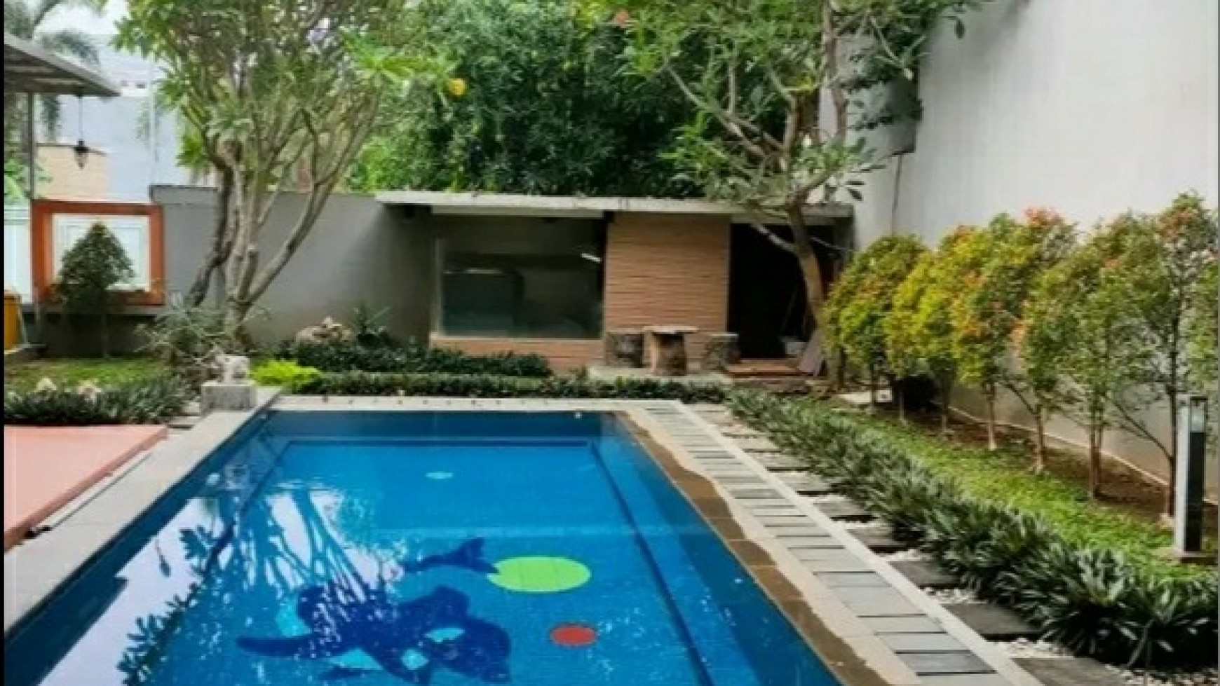 Dijual Rumah Raffles Garden Citraland Surabaya - PRIVATE Swimming Pool Kolam Renang - SEMI Furnished STRATEGIS lokasi TerDEPAN