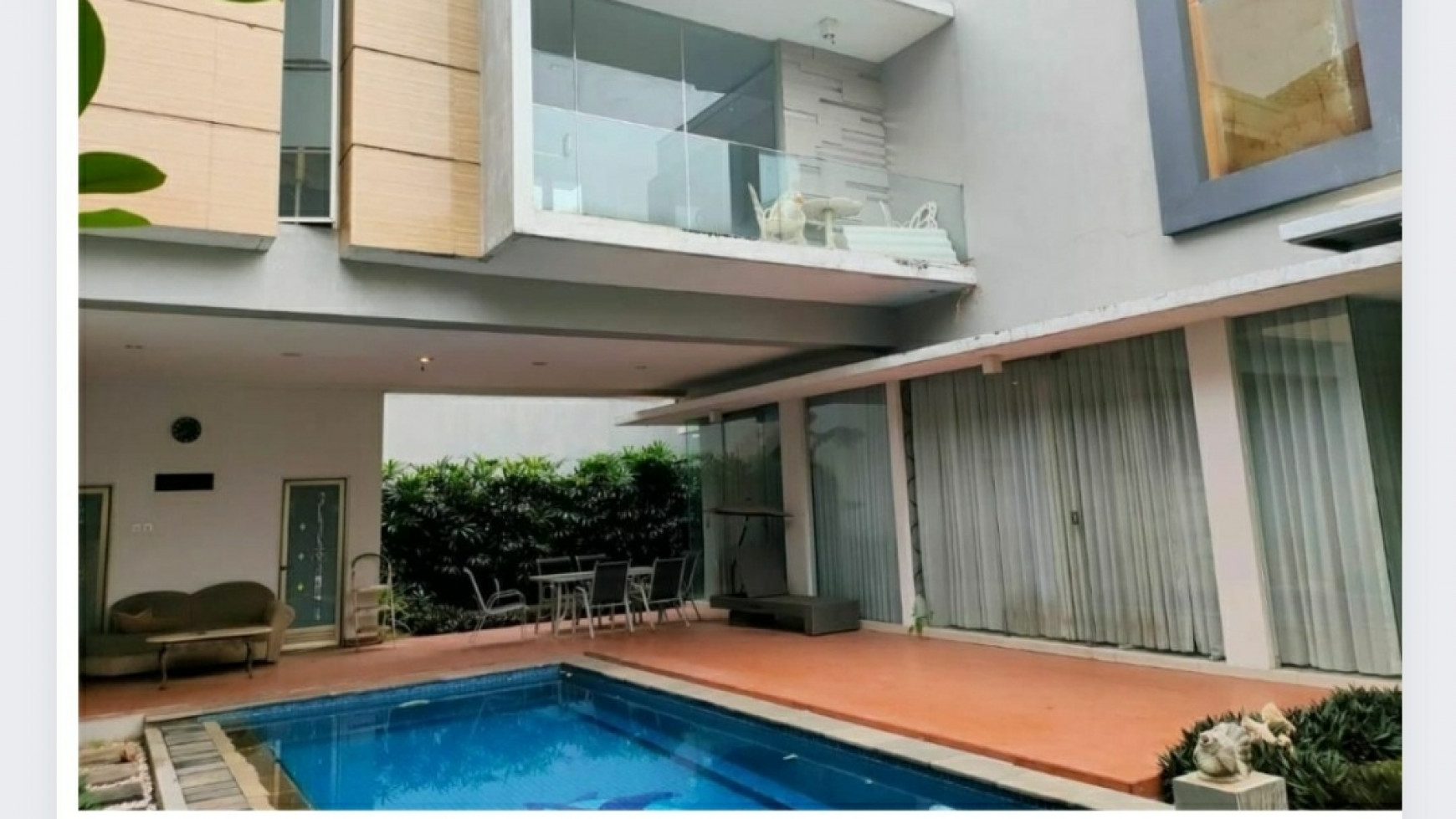 Dijual Rumah Raffles Garden Citraland Surabaya - PRIVATE Swimming Pool Kolam Renang - SEMI Furnished STRATEGIS lokasi TerDEPAN