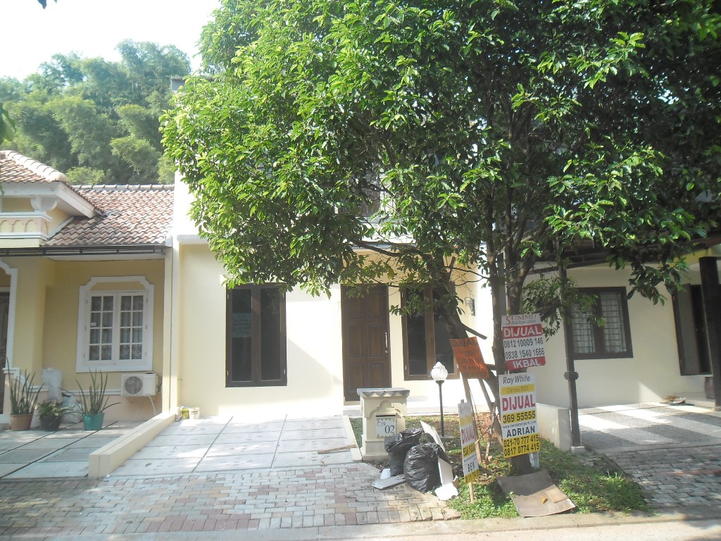 DIJUAL RUMAH DE LATINOS BSD CITY. JARANG ADA.