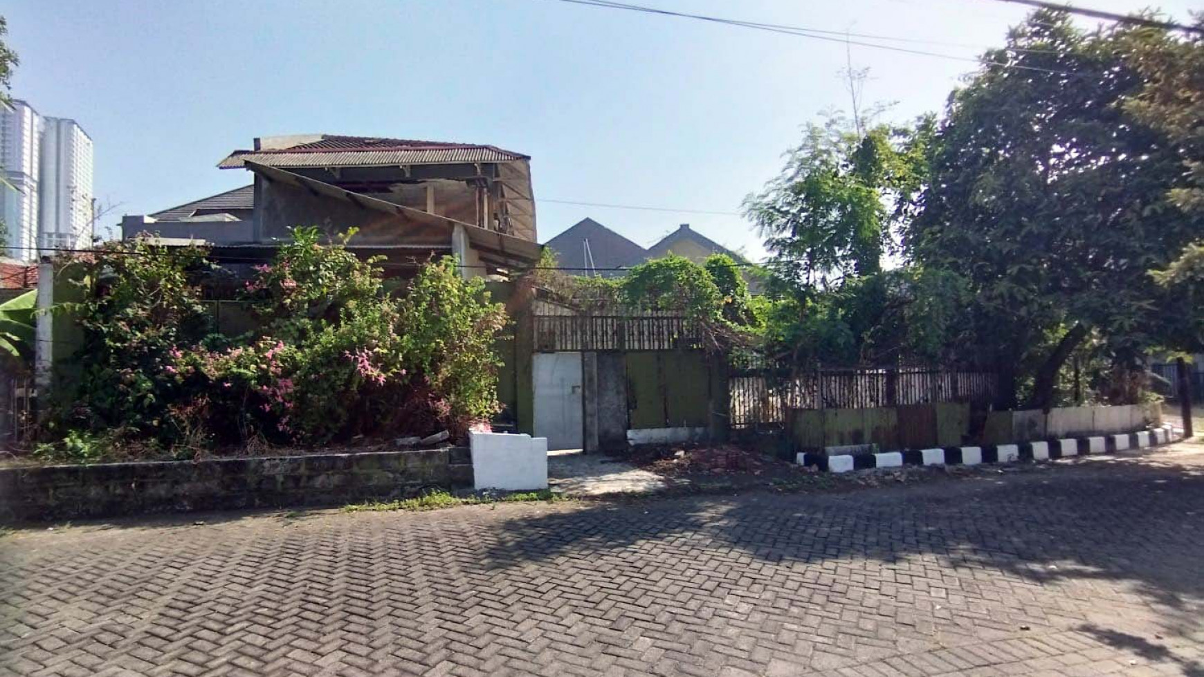 Rumah di Jemur Andayani, Hook/Pojokan, Row Jalan lebar bisa 3 mobil, sudah paving, bebas banjir, Dekat Sekolah, Universitas Petra dan UBAYA