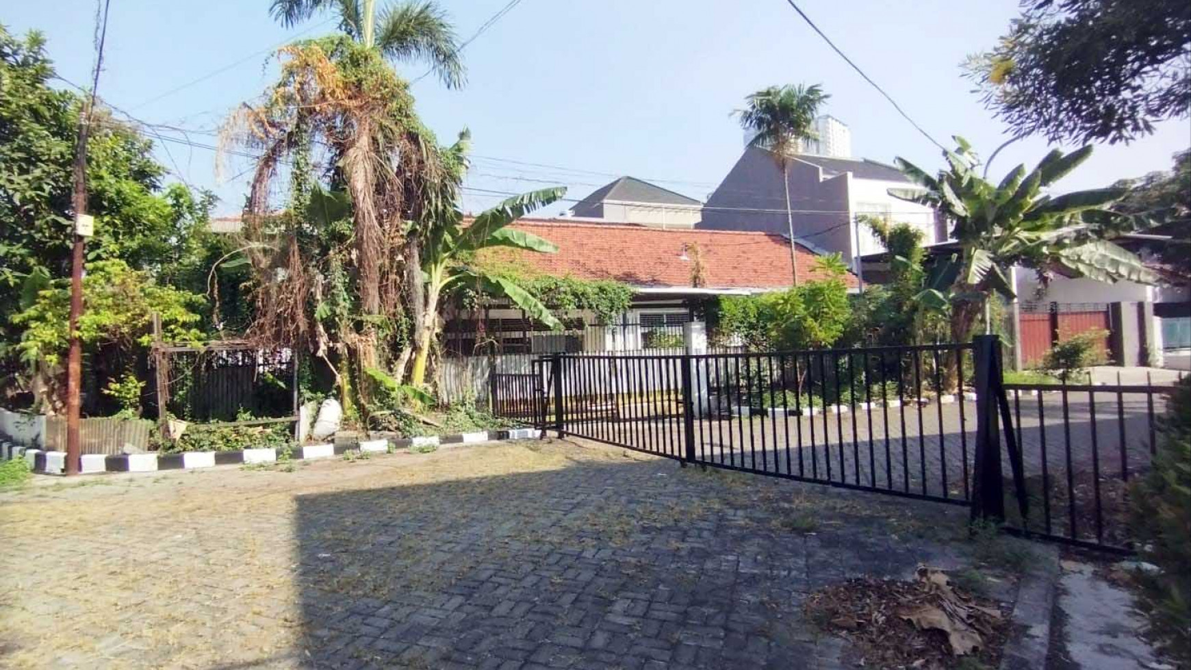 Rumah di Jemur Andayani, Hook/Pojokan, Row Jalan lebar bisa 3 mobil, sudah paving, bebas banjir, Dekat Sekolah, Universitas Petra dan UBAYA