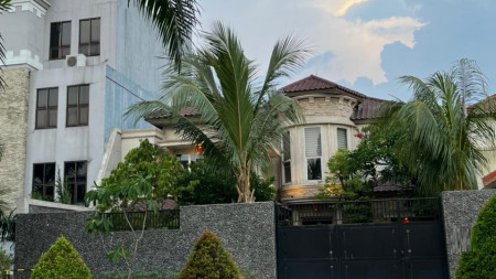 Dijual Rumah 2 lantai di Bukit Darmo Golf Surabaya