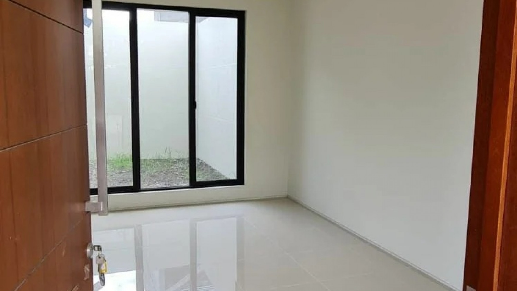 Disewakan Rumah North West Citraland Surabaya Barat - Baru 2 Lantai - Luas 7x15 - TerDEPAN Jalan UTAMA Cluster - Best Price